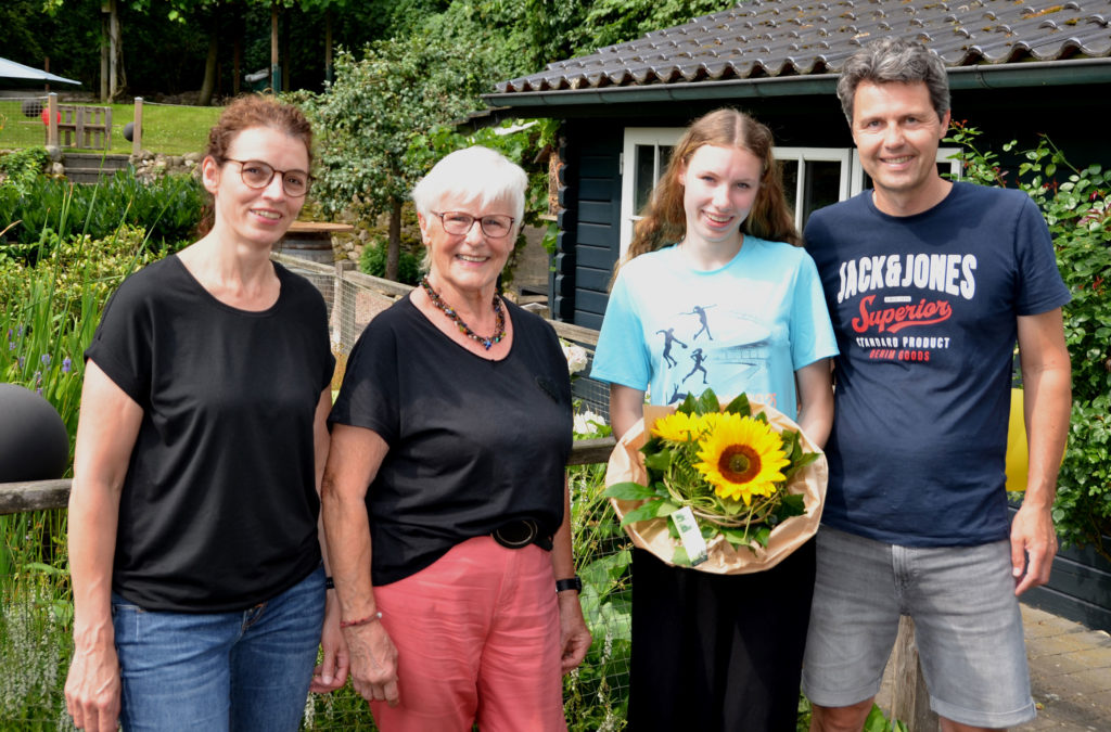 Valerie Fehlandt, sowie ein Foto von Valerie mit ihrer Familie und Karin Neblung bei der Präsentübergabe im Garten von Familie Fehlandt (von links nach rechts Frau Fehlandt, Karin Neblung KLV Rotenburg, Valerie und Herr Fehlandt)