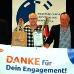 Die Ehrung von Jürgen Klinkhardt als "Vereinsheld". Die Ehrung wurde von Bernd Meyer KSB Rotenburg vorgenommen