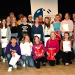 Alle anwesenden Kreismeister mit dem Präsent der Sparkasse Rotenburg Osterholz